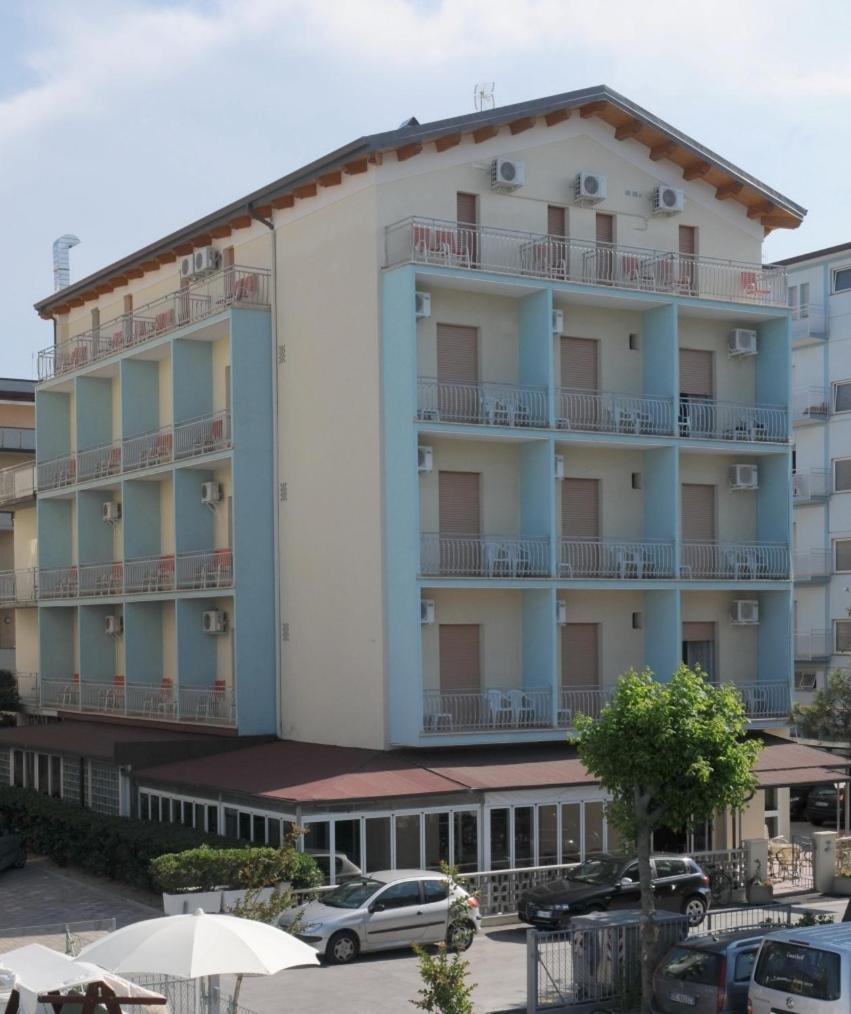 Hotel Saint Tropez Spa & Restaurant ลิโด ดิ ซาวิโอ ภายนอก รูปภาพ