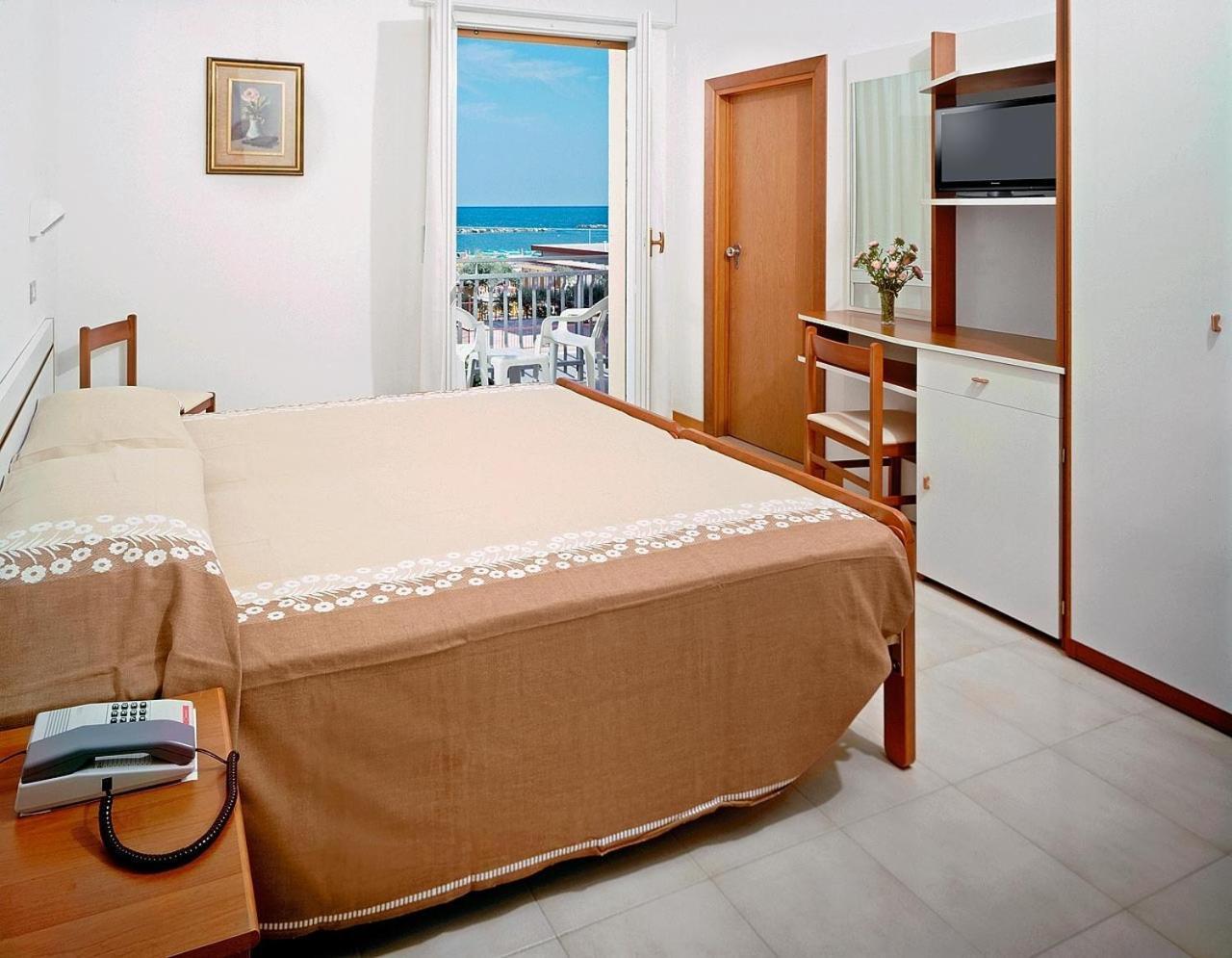Hotel Saint Tropez Spa & Restaurant ลิโด ดิ ซาวิโอ ภายนอก รูปภาพ
